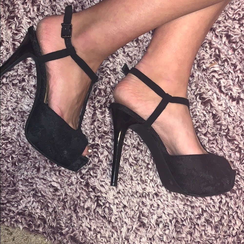 Gianni Bini t-strap floral heels